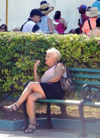 ältere Dame mit Zigarre